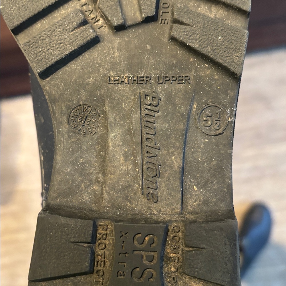 BLUNDSTONES - Picture 3 of 4